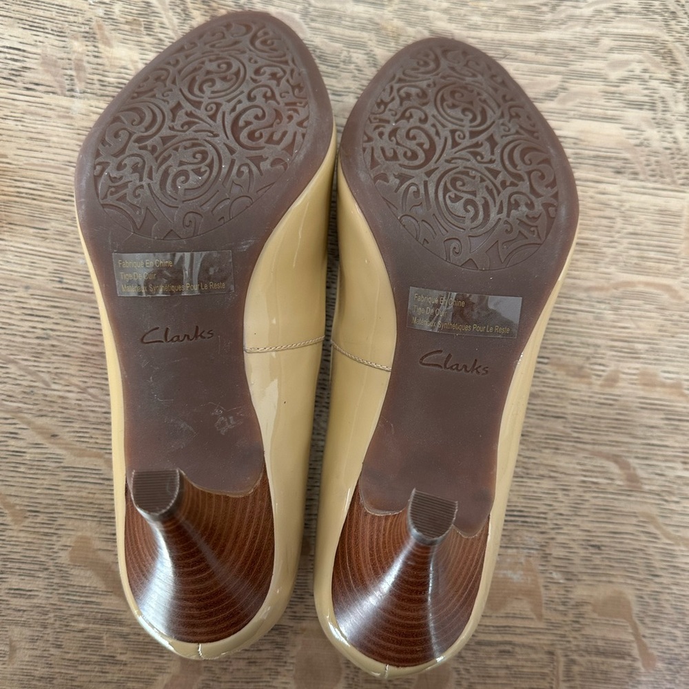 Clarks NWOB Artisan Indigo Nude Tan Patent Peep Toe Pumps Heels Dress Shoes 6.5 - Picture 10 of 15
